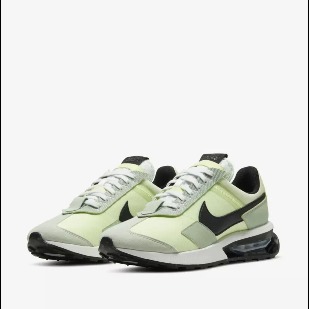 NIKE sneakers size 7 Women’s / 5.5 Men’s